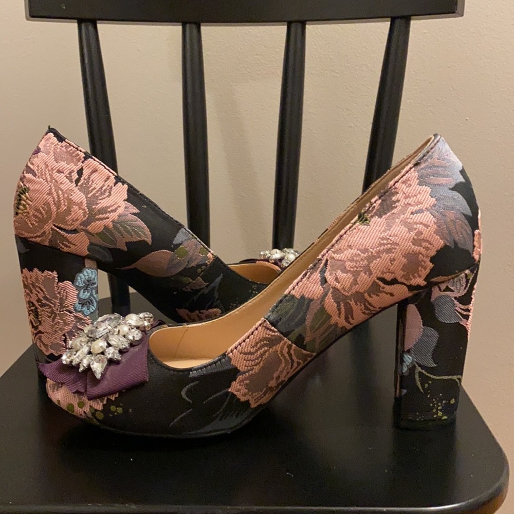 👠KELLY & KATIE👠 Camerlona Floral Pumps